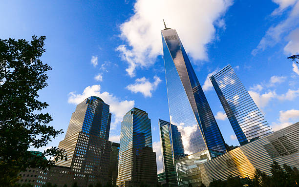 one world trade center, ciudad de nueva york - cityscape new york city manhattan low angle view fotografías e imágenes de stock