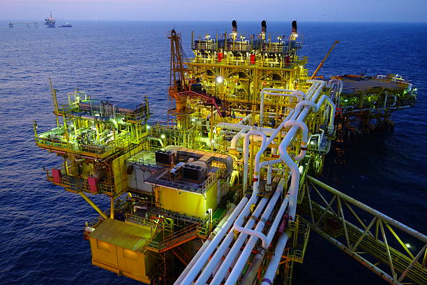 мексиканский offshore платформе - oil rig construction platform oil industry sea стоковые фото и изображения