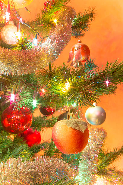 colorido dulce de manzana en el árbol de navidad - cake old fashioned gift women fotografías e imágenes de stock