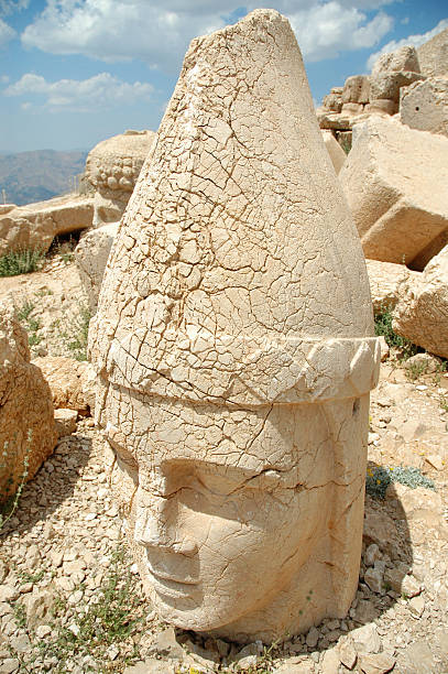 monumental god heads on mount nemrut, turkey - tyche 個照片及圖片檔