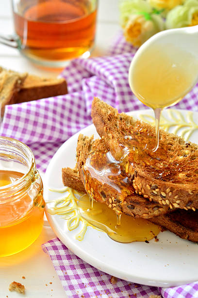 istock Honey poured on toast - breakfast 522622956