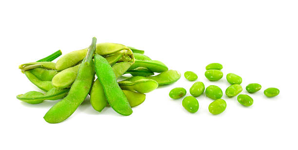 istock fresh green peas isolated on a white background 522623111