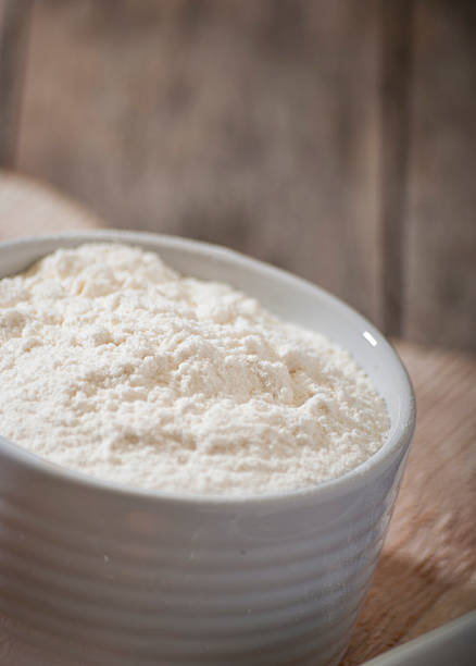 miski z mąka pszenna - whole wheat flour zdjęcia i obrazy z banku zdjęć