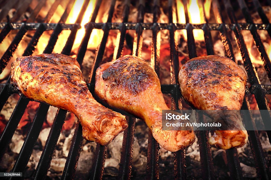 De Pollo Asado En Las Piernas Barbacoa Caliente Parrilla De Carbón Foto de stock y más banco de imágenes de A la Parrilla - iStock De Pollo Asado En Las Piernas Barbacoa Caliente Parrilla De Carbón Foto de stock y más banco de imágenes de A la Parrilla - iStock