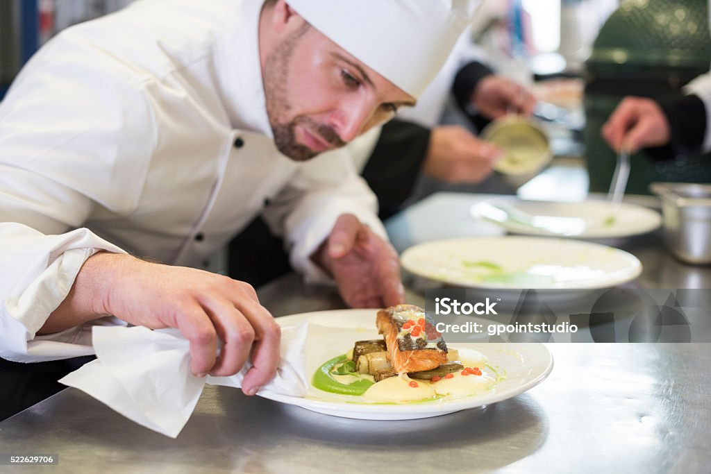 Perfektes Geschirr und perfekt gereinigte Platte - Lizenzfrei Kochberuf Stock-Foto
