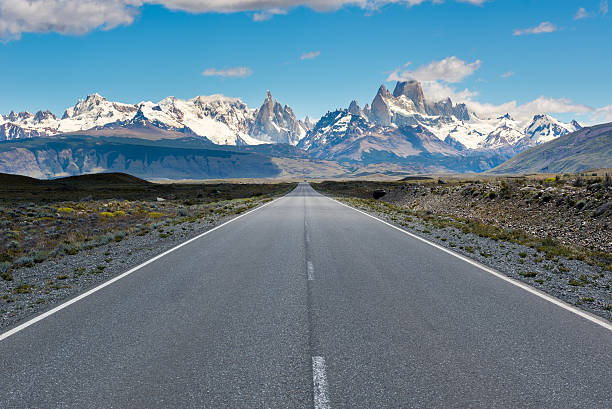 セロ・トーレ& フィッツロイから ルート 58 、エルチャルテン（アルゼンチン） - cerro torre ストックフォトと画像