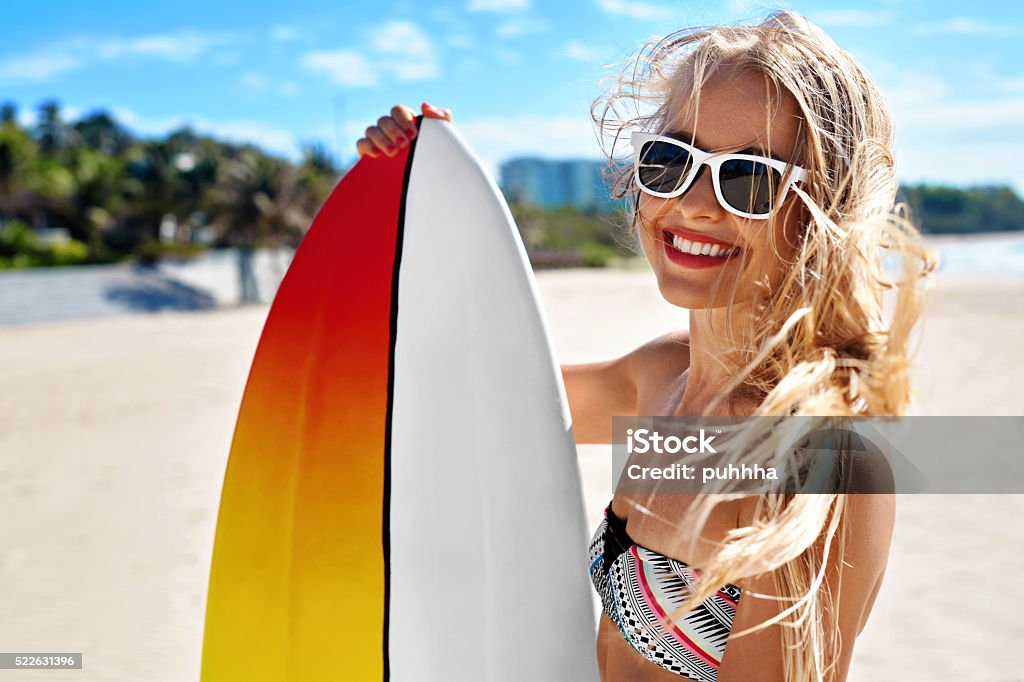 Été vacances plage voyage. Heureuse femme avec planche de surf. Été - Photo de Femmes libre de droits