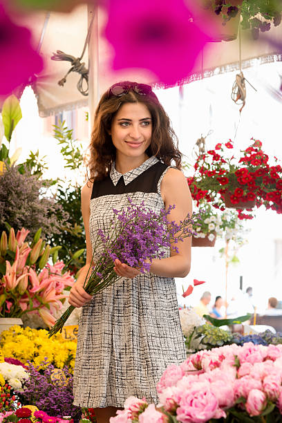 frau am blume markt - rome flower market store flower stock-fotos und bilder