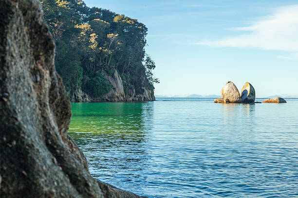 スプリットアップルロックにエイベルタスマン国立公園 - abel tasman national park ストックフォトと画像