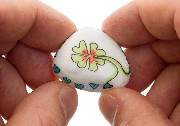istock Stone with drawing of a clover four and small hearts 522633914