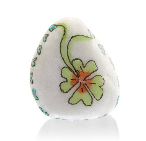 istock Stone with drawing of a clover four and small hearts 522633940