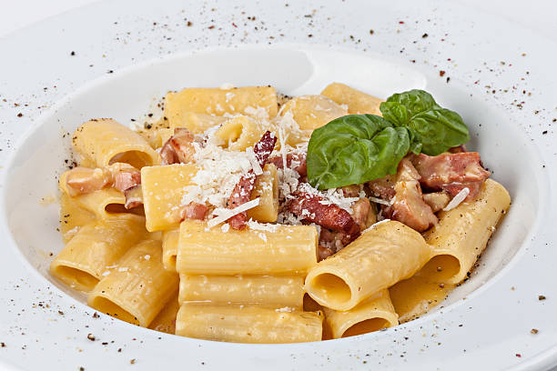 pasta rigatoni italiana con jamón serrano, queso parmesano y lámina - rigatoni fotografías e imágenes de stock