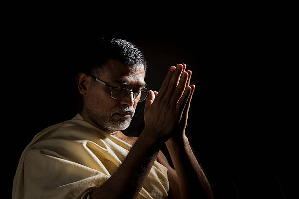 vieux homme hindou prier avec les mains pliées - holy man photos photos et images de collection