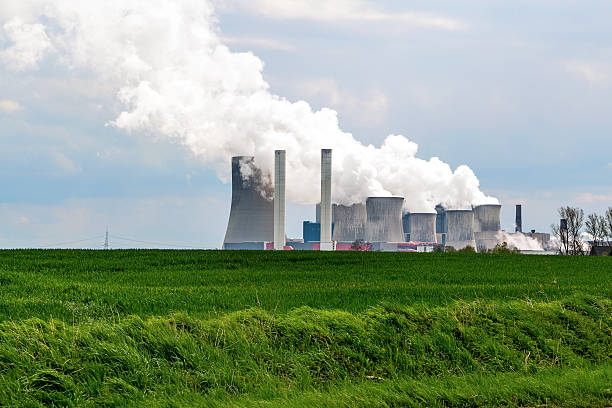 węgiel brunatny (lignit) opalane elektrownia za zielony krajobraz rolnych - niederaußem zdjęcia i obrazy z banku zdjęć