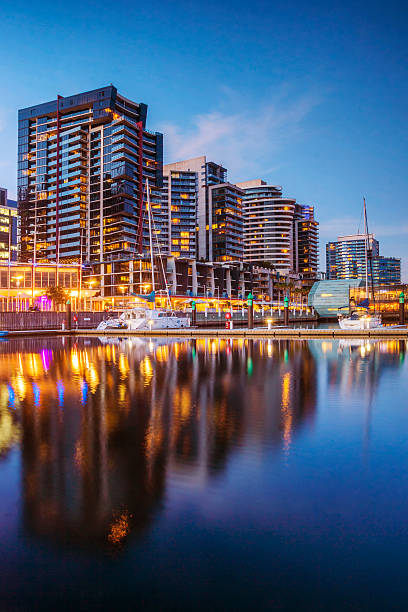 docklands apartamenty, melbourne - melbourne commercial dock harbor australia zdjęcia i obrazy z banku zdjęć