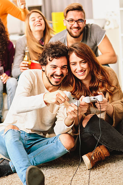 amigos, divertir-se - gamer watching tv adult couple imagens e fotografias de stock