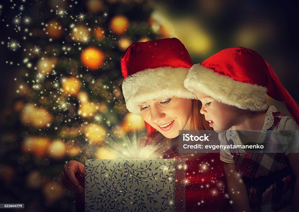 Regalo di Natale magico famiglia felice Madre e figlia neonata - Foto stock royalty-free di Regalo