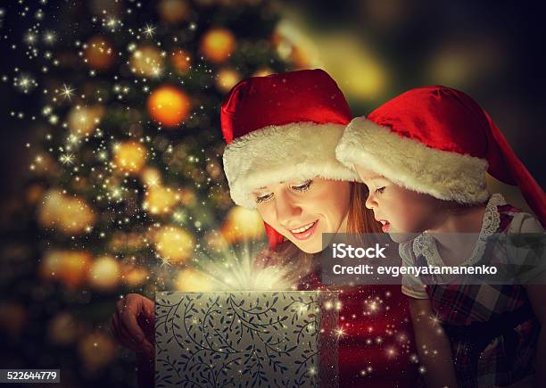 Regalo Di Natale Magico Famiglia Felice Madre E Figlia Neonata - Fotografie stock e altre immagini di Regalo