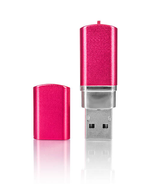 flash de usb de cor rosa com reflexão isolado a branco - usb flash drive fotos imagens e fotografias de stock