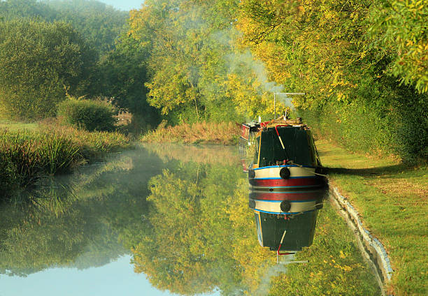 narrowboats, 추절 아침입니다 - northamptonshire 뉴스 사진 이미지