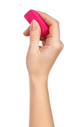 Mano de mujer sosteniendo un borrador para borrar rosa photo