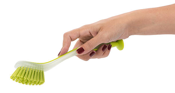 green dishwashing brush on hand - 洗碗刷 個照片及圖片檔