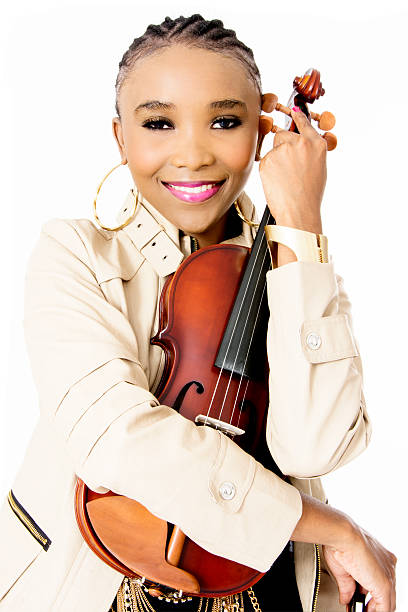 joven hermosa mujer afroamericana posando con un violín - south africa africa african music african descent fotografías e imágenes de stock