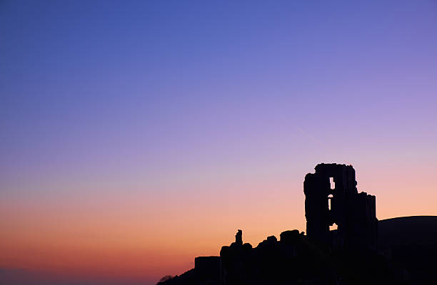 夜明け corfe 城のシルエット - corfe castle ストックフォトと画像