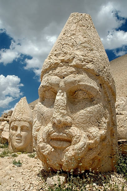 ancient stone heads on mount nemrut, turkey - tyche 個照片及圖片檔
