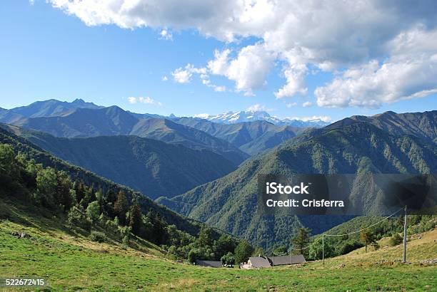 Vista Panoramica Delle Montagne - Fotografie stock e altre immagini di Albero - Albero, Alpi, Ambientazione esterna