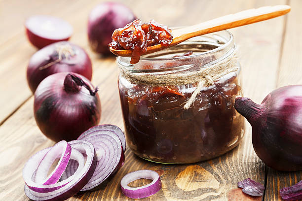 zwiebel-chutney - rustic domestic kitchen canning vegetable stock-fotos und bilder