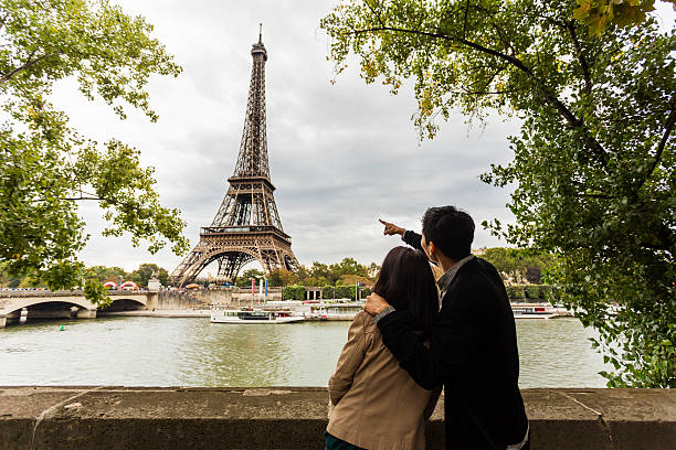 istock Sightseeing Young Asian couple on romantic vacation in Paris 522673143