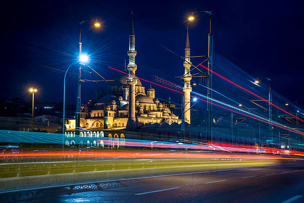 istock Galata bridge and Yeni Cami mosque at night 522673173
