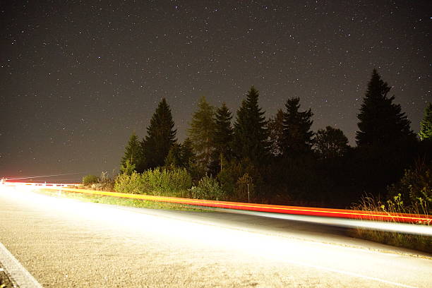 nächtlicher verkehr - lichtspur ストックフォトと画像