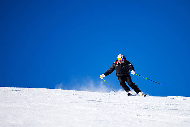 skifahrer - carving skiing stock-fotos und bilder