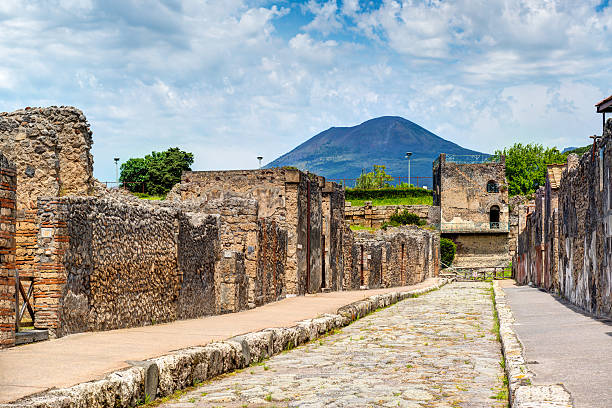 Street in Pompeii overlooking the Vesuvius, Italy Street in Pompeii overlooking the Vesuvius. Pompeii is an ancient Roman city died from the eruption of Mount Vesuvius in 79 AD. pompeii ruins stock pictures, royalty-free photos & images