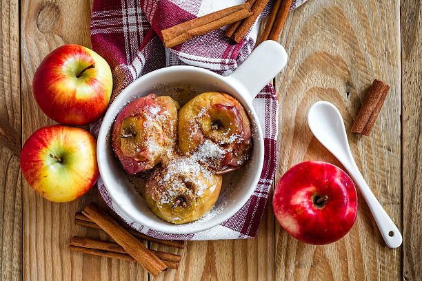 pommes au four - baked apple food meal dessert photos et images de collection