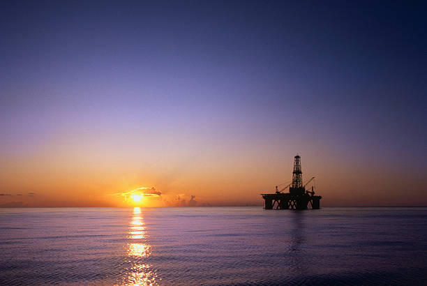 нефтяной промышленности. - gas oil oil rig nature стоковые фото и изображения