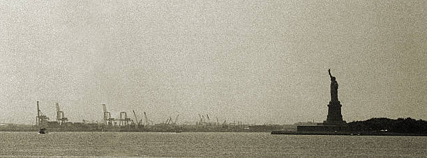 istock Statue of Liberty - Grainy & Grungy 522695143