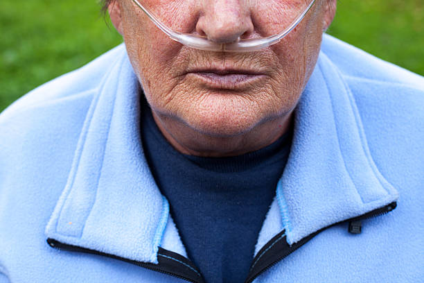 senior frau mit chronic obstructive pulmonary disease mit zusätzliche sauerstoff - oxygen stock-fotos und bilder