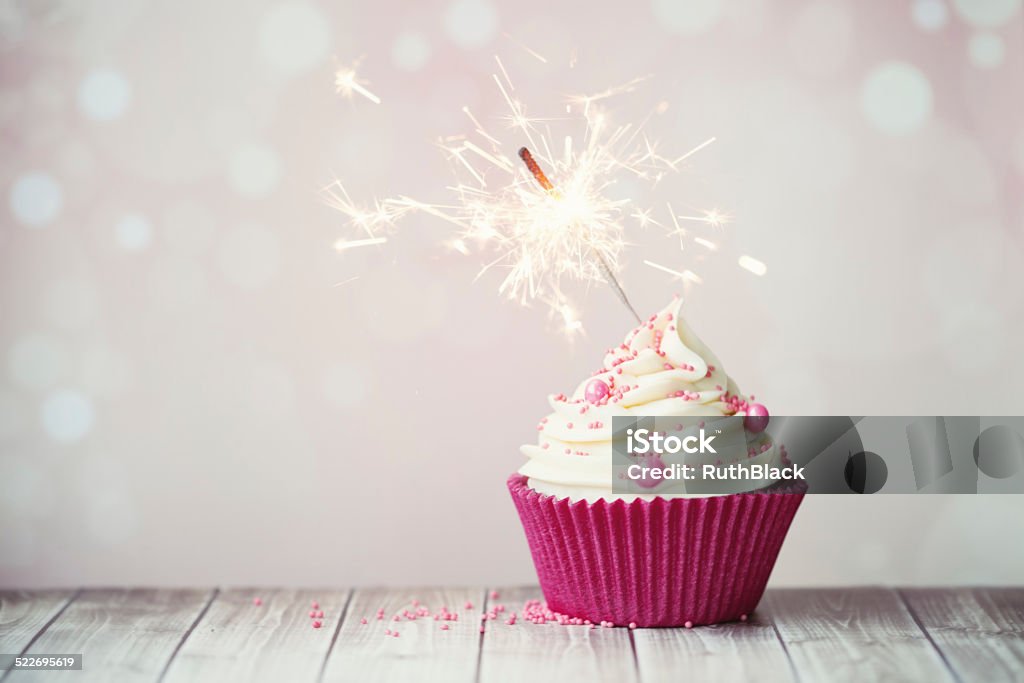 Pink cupcake mit Wunderkerze - Lizenzfrei Cupcake Stock-Foto