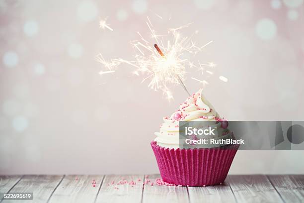 Rosa Cupcake Con Candela Magica - Fotografie stock e altre immagini di Cupcake - Cupcake, Compleanno, Candela magica