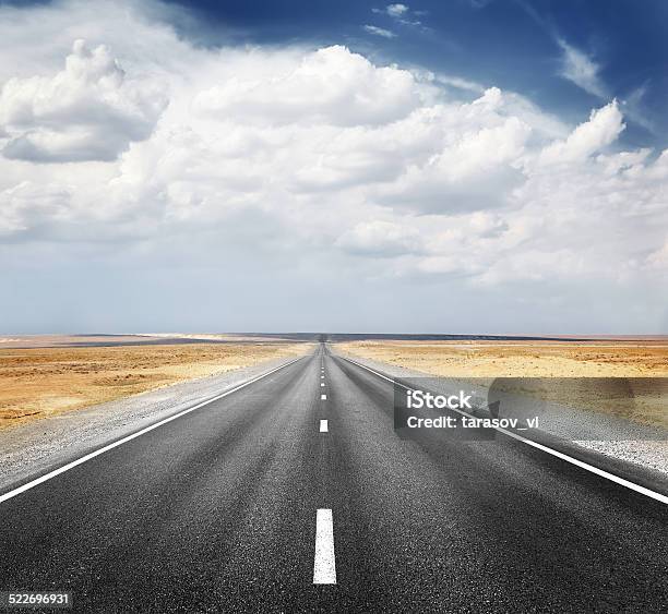 Desert Highway Stockfoto und mehr Bilder von Lang - Lang, Straßenverkehr, Städtische Straße