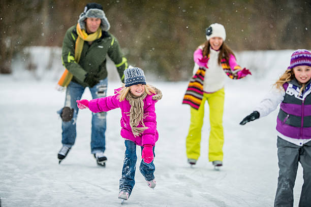 familiale patin à glace sur l'étang - ice skating young couple daughter mother photos et images de collection