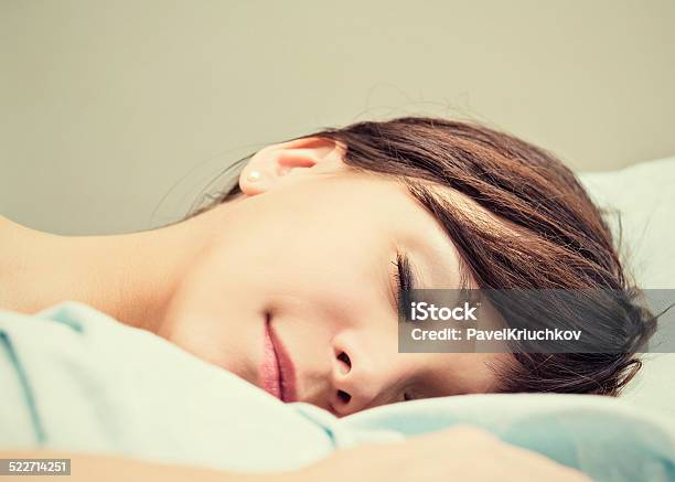 Dornröschen Stockfoto und mehr Bilder von Attraktive Frau - Attraktive Frau, Bett, Braunes Haar