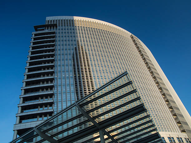 arranha-céu com reflexo da torre em frankfurt trade fair - messeturn tower - fotografias e filmes do acervo