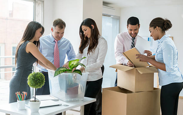 ludzie biznesu przemieszczający się i pakujący w pudełkach - unpacking moving office container moving house zdjęcia i obrazy z banku zdjęć