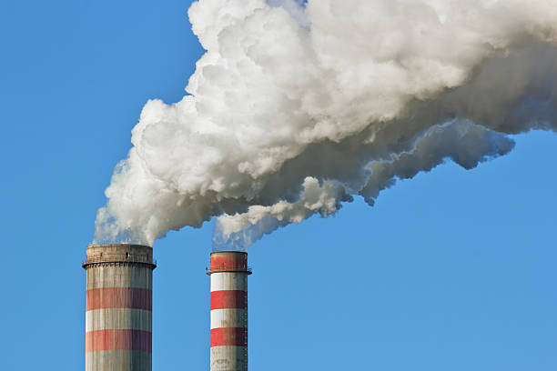 smoke stack - energiecentrale stockfoto's en -beelden
