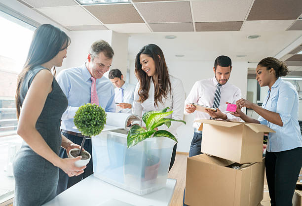 ludzie biznesu przemieszczający się i pakujący w pudełkach - unpacking moving office container moving house zdjęcia i obrazy z banku zdjęć