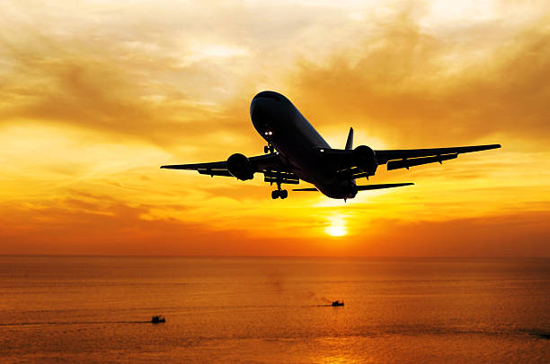 istock Airplane come down to the land 522732512